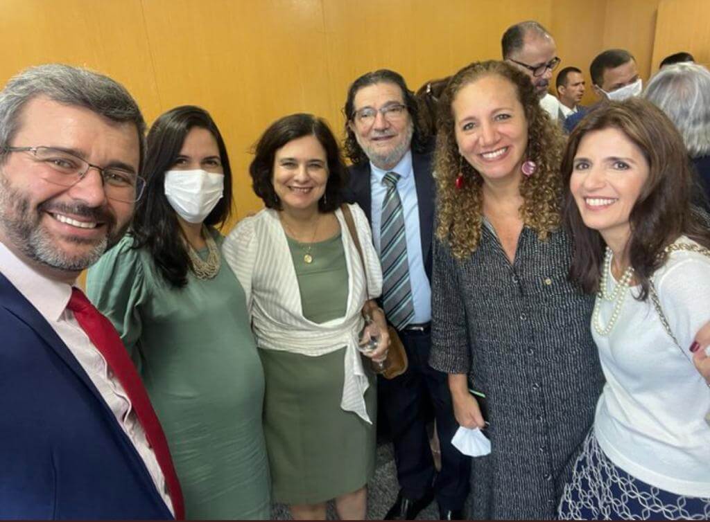 Nésio Fernandes a esquerda junto de outras figuras da política brasileira