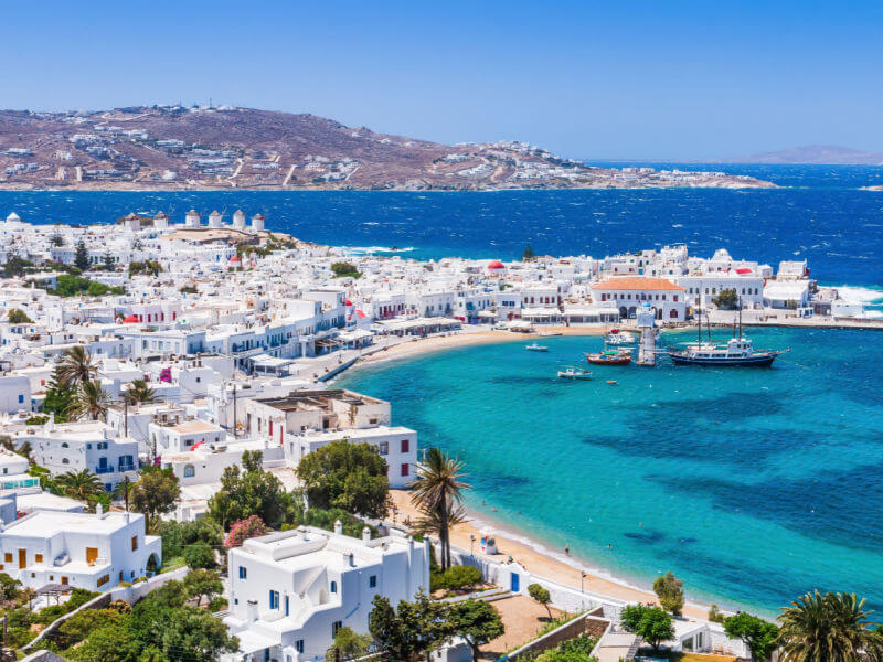 Vista de Mykonos com prédios brancos e mar azul