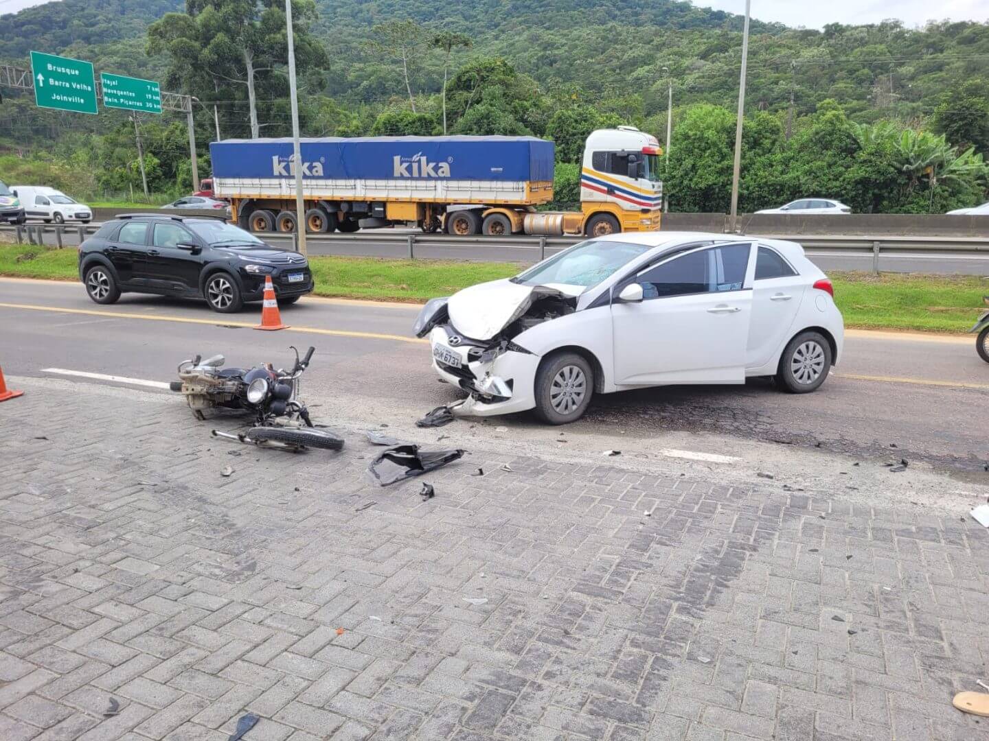 Acidente aconteceu no começo da tarde desta segunda-feira