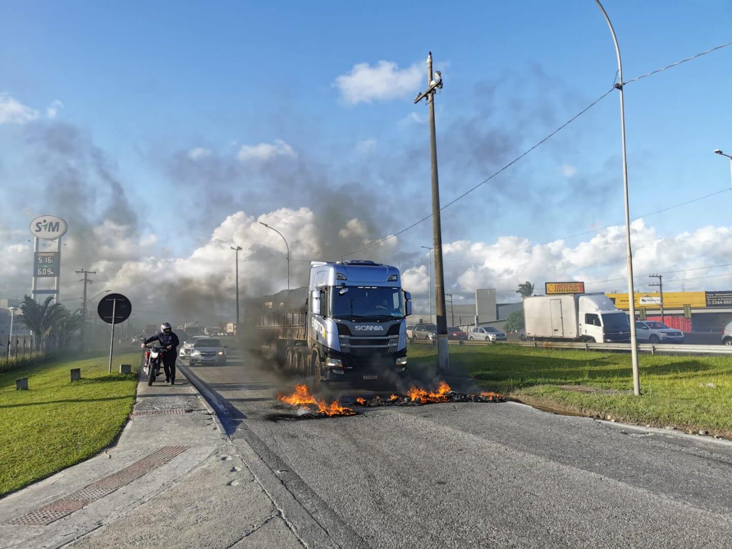 Golpistas fazem barricada na BR-101 em Itajaí