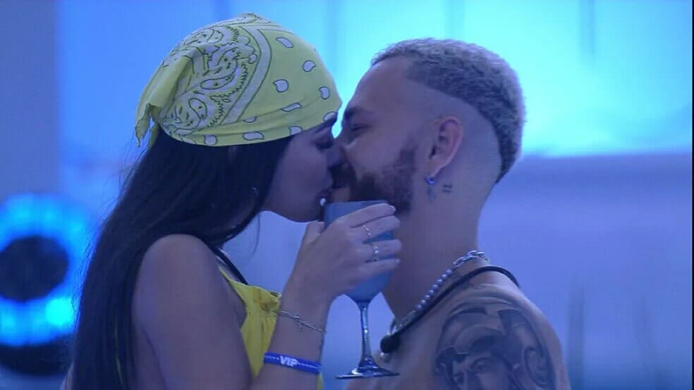 Larissa e Fred se beijaram na festa desta sexta-feira (27)