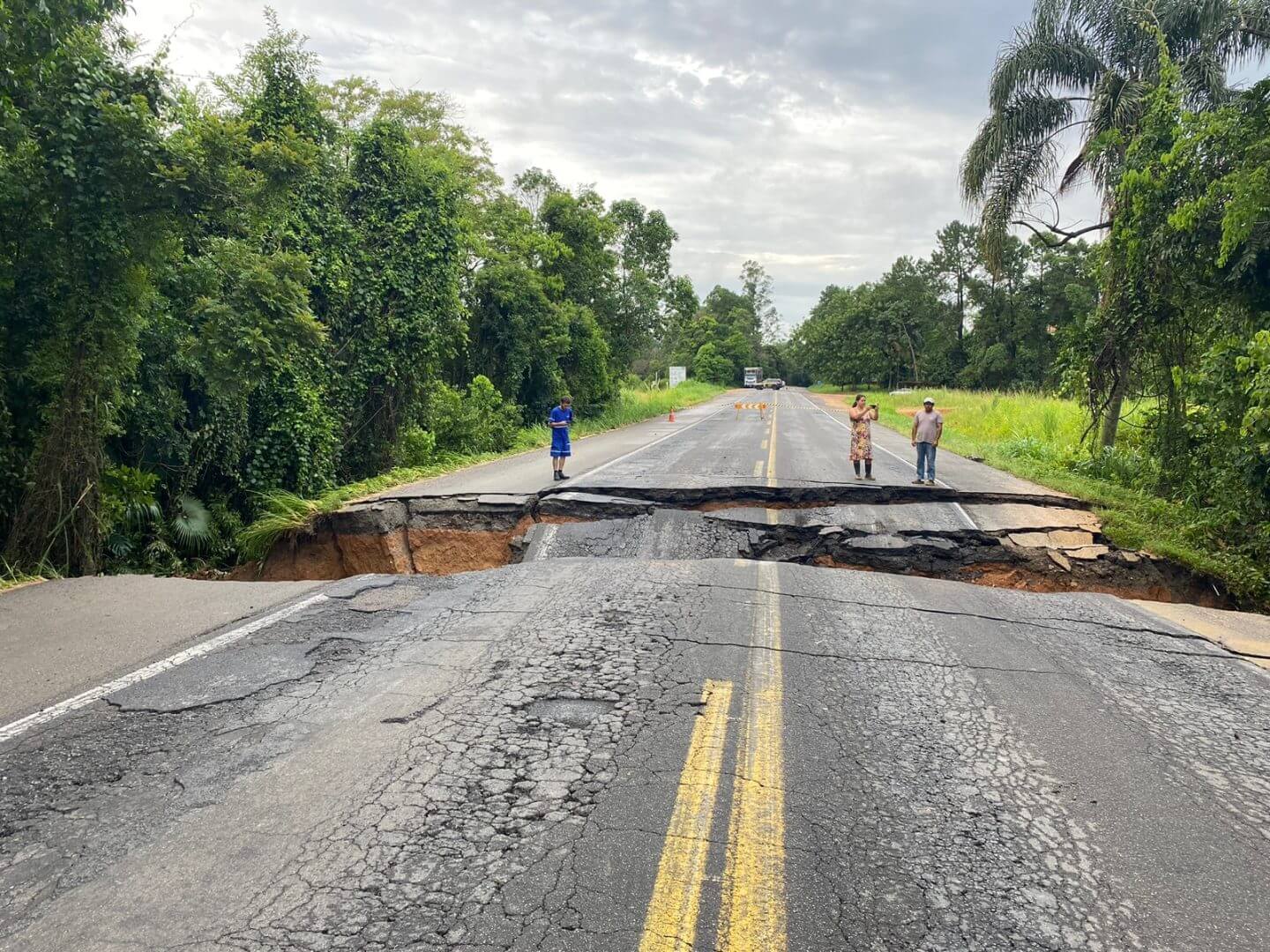 Pista cedeu em fora a fora