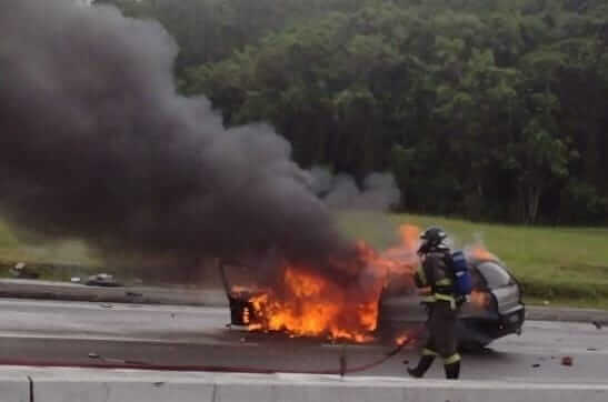 Carro ficou totalmente destruído após o incêndio