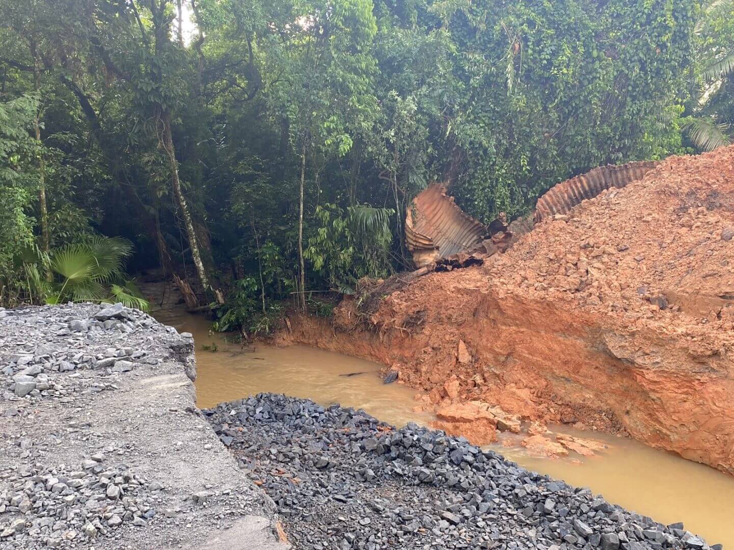Cratera abriu em um dos trechos da rodovia