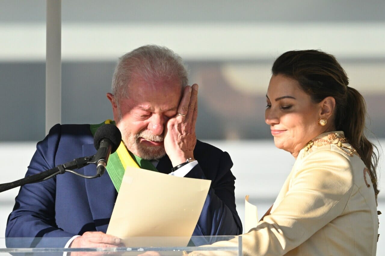 Lula se emociona durante o discurso para o povo brasileiro