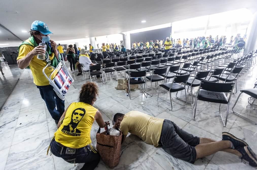 Bolsonaristas radicais passam mal após invasão em Brasília.