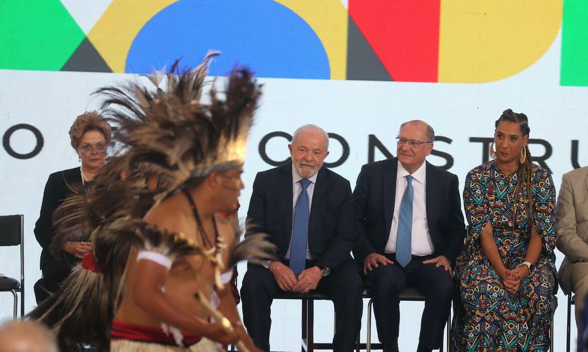 O presidente Lula participou da cerimônia de posse das ministras da Igualdade Racial, Anielle Franco, e dos Povos Indígenas, Sonia Guajajara