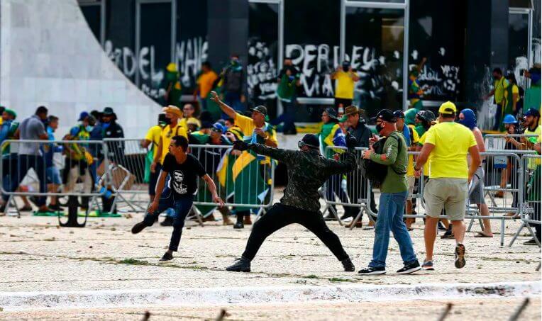 Lula disse que vai punir militares que participaram de ataques