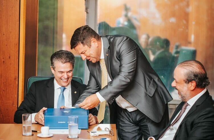 Ministro da Pesca, André de Paula, com o presidente do Sindipi, Agnaldo Hilton dos Santos