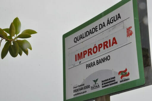 Placa indica local impróprio para banho