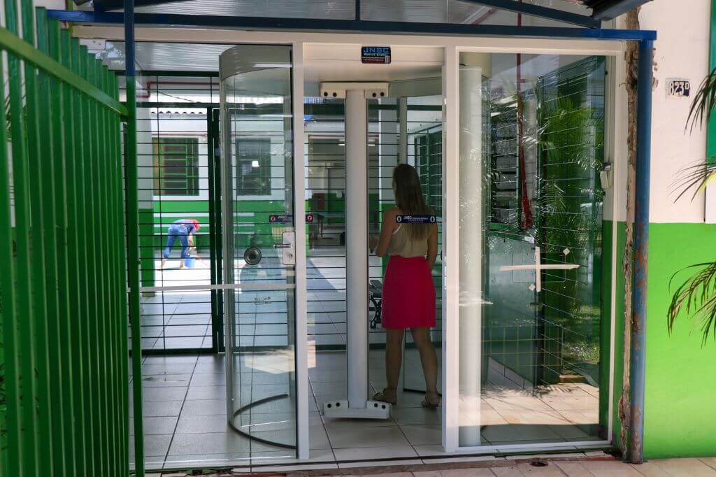 Porta com detector de metais instalada em escolas de Chapecó