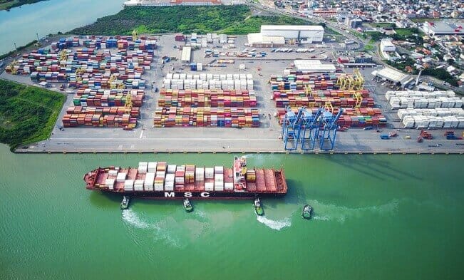 Portonave, em Navegantes. Ao fundo a Iceport