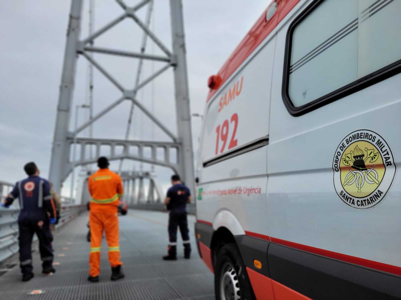 Equipes trabalham no local para o resgate