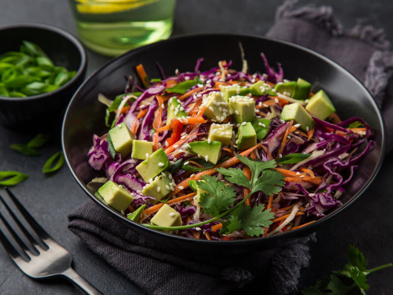 Salada de repolho com abacate em recipiente preto