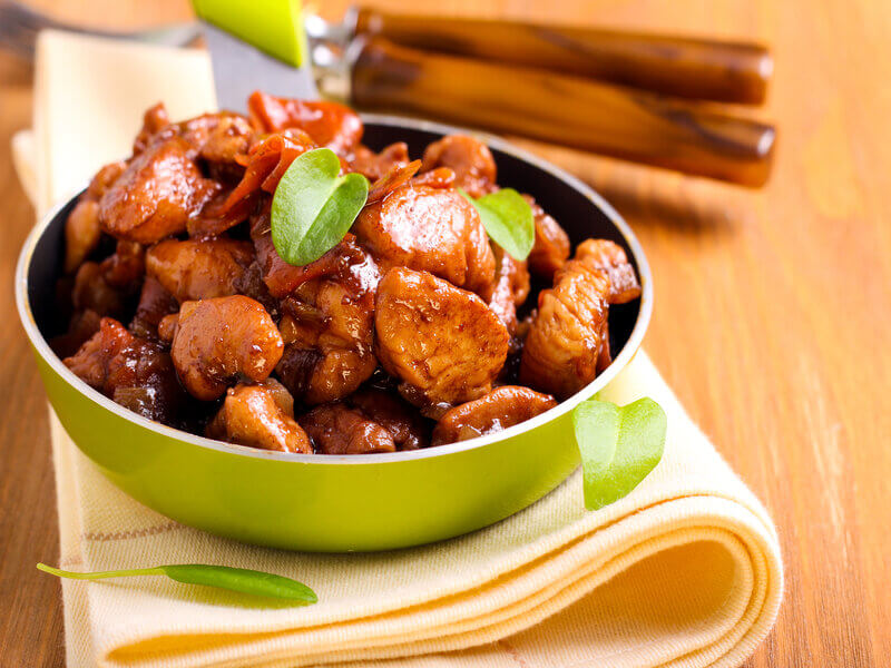 Panela verde com pedaços de frango
