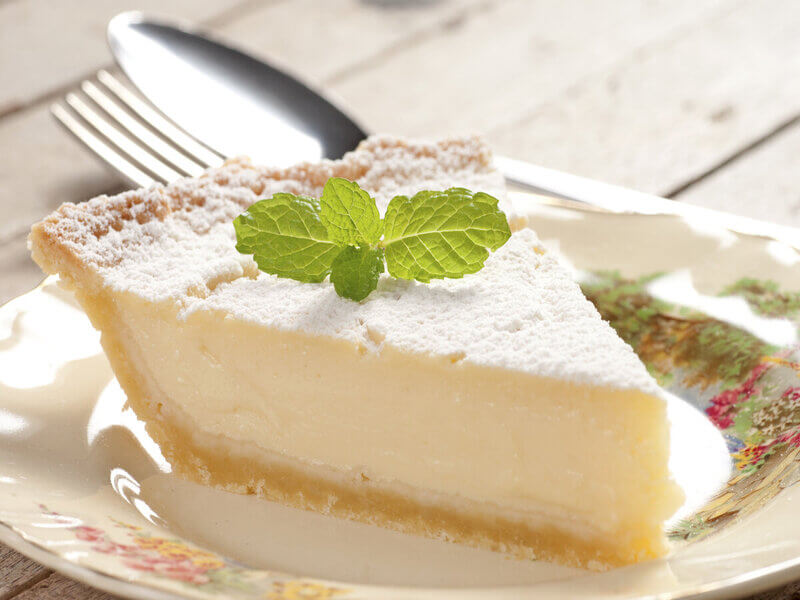 Fatia de torta de limão em cima de um prato branco