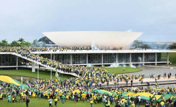 Terroristas invadem Congresso