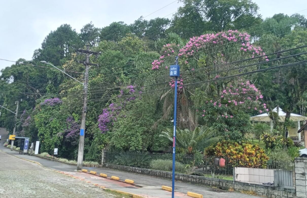 Joinville está recebendo a instalação de novos totens com câmeras
