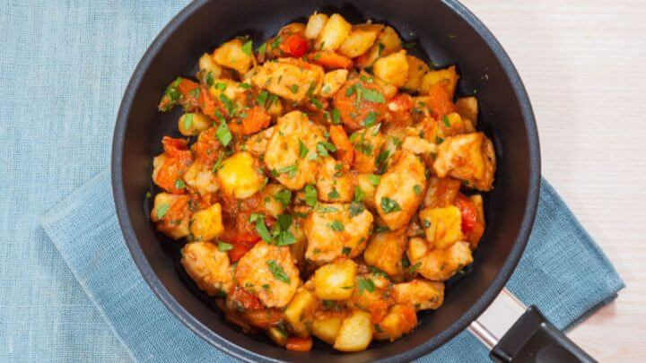 Frango com vegetais em frigideira preta