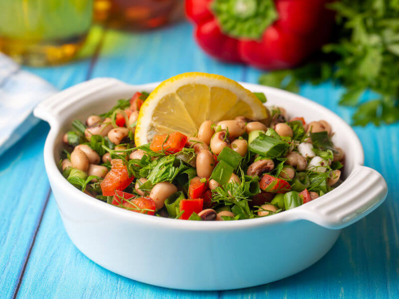 Salada de feijão fradinho com salsa, cebolinha e pimentão