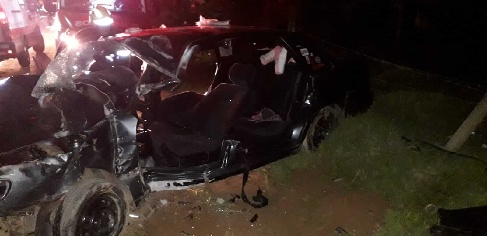 Carro ficou destruído no acidente