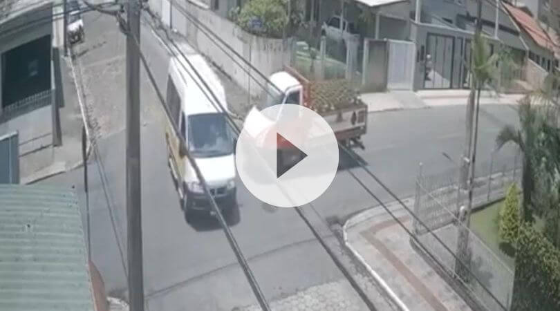 Caminhão bateu na lateral da van escolar