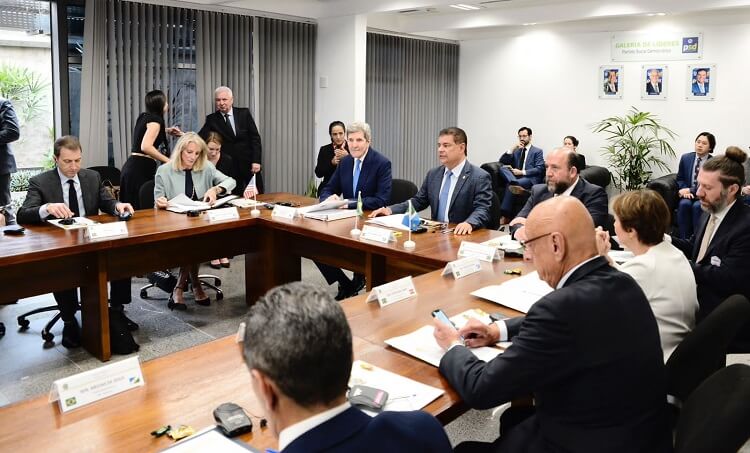 John Kerry esteve com senadores representantes do agro e do meio ambiente