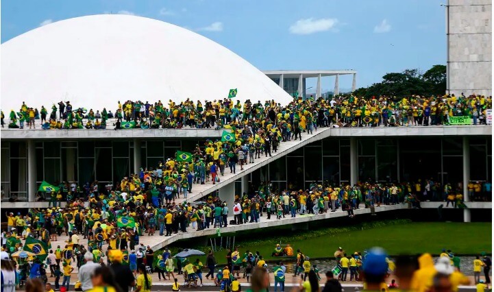 Grupo de bolsonaristas radiciais invadiram os prédios dos Três Poderes em Brasília