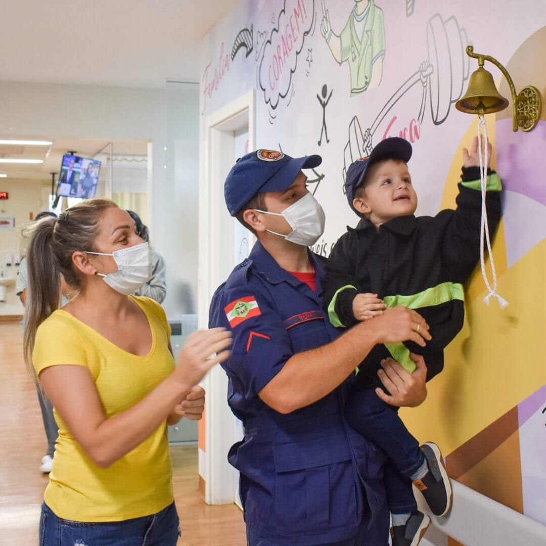 Augusto tocou o sino com a mãe e os bombeiros