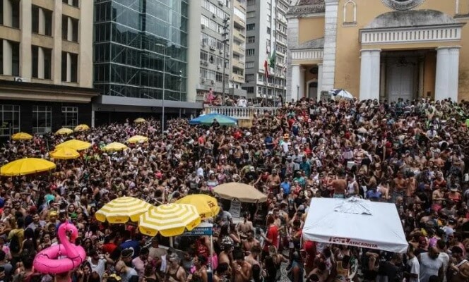 Carnaval no Centro de Florianópolis reúne milhares de pessoas