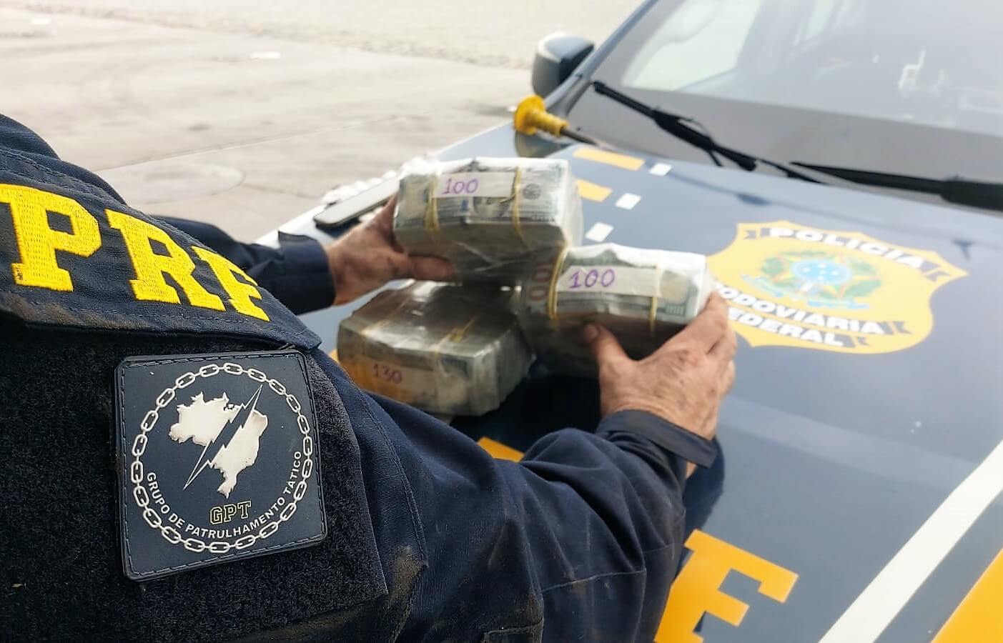 dolares escondidos em carro