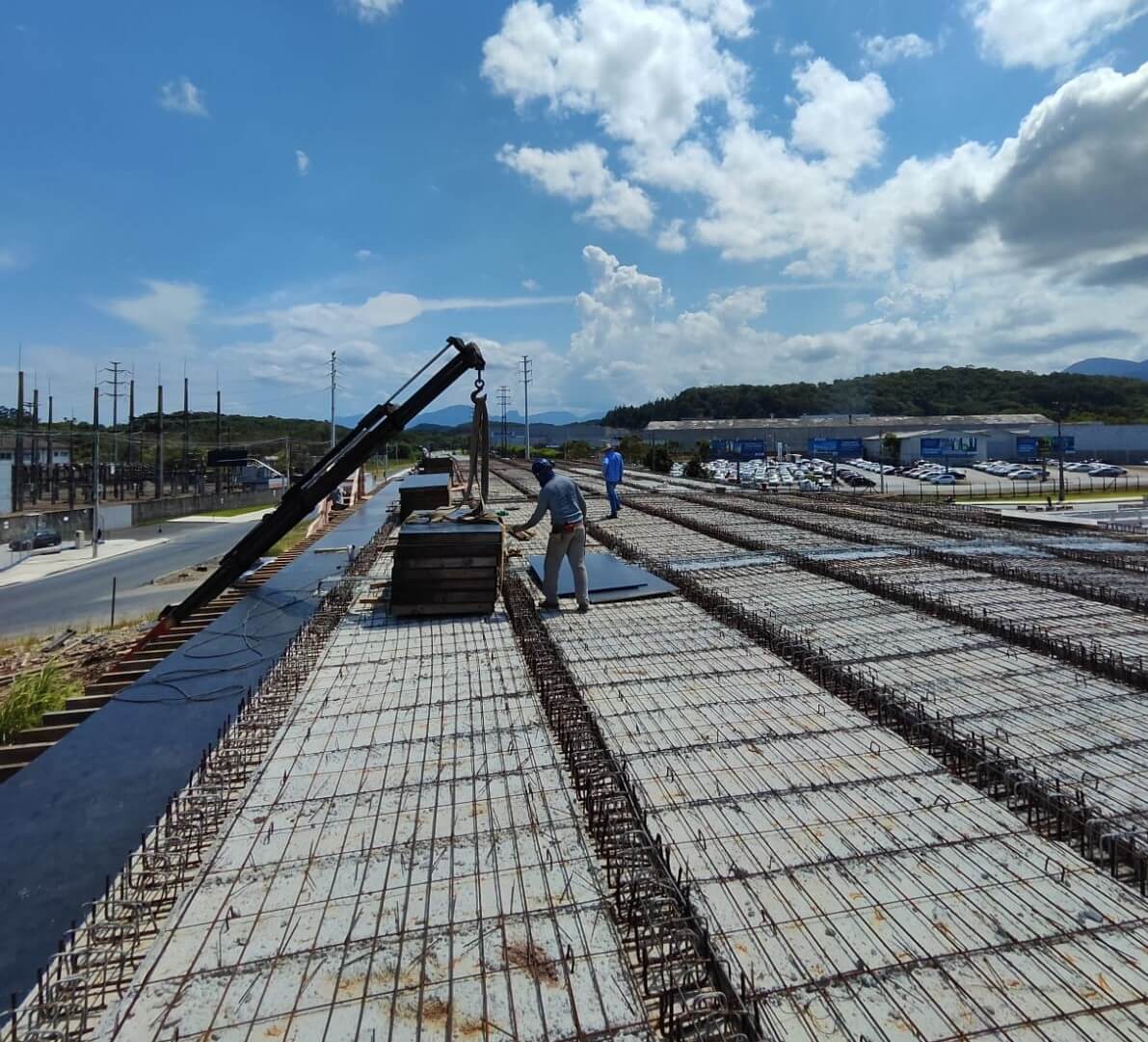 Uma das etapas da construção do elevado em Joinville é a instalação da laje