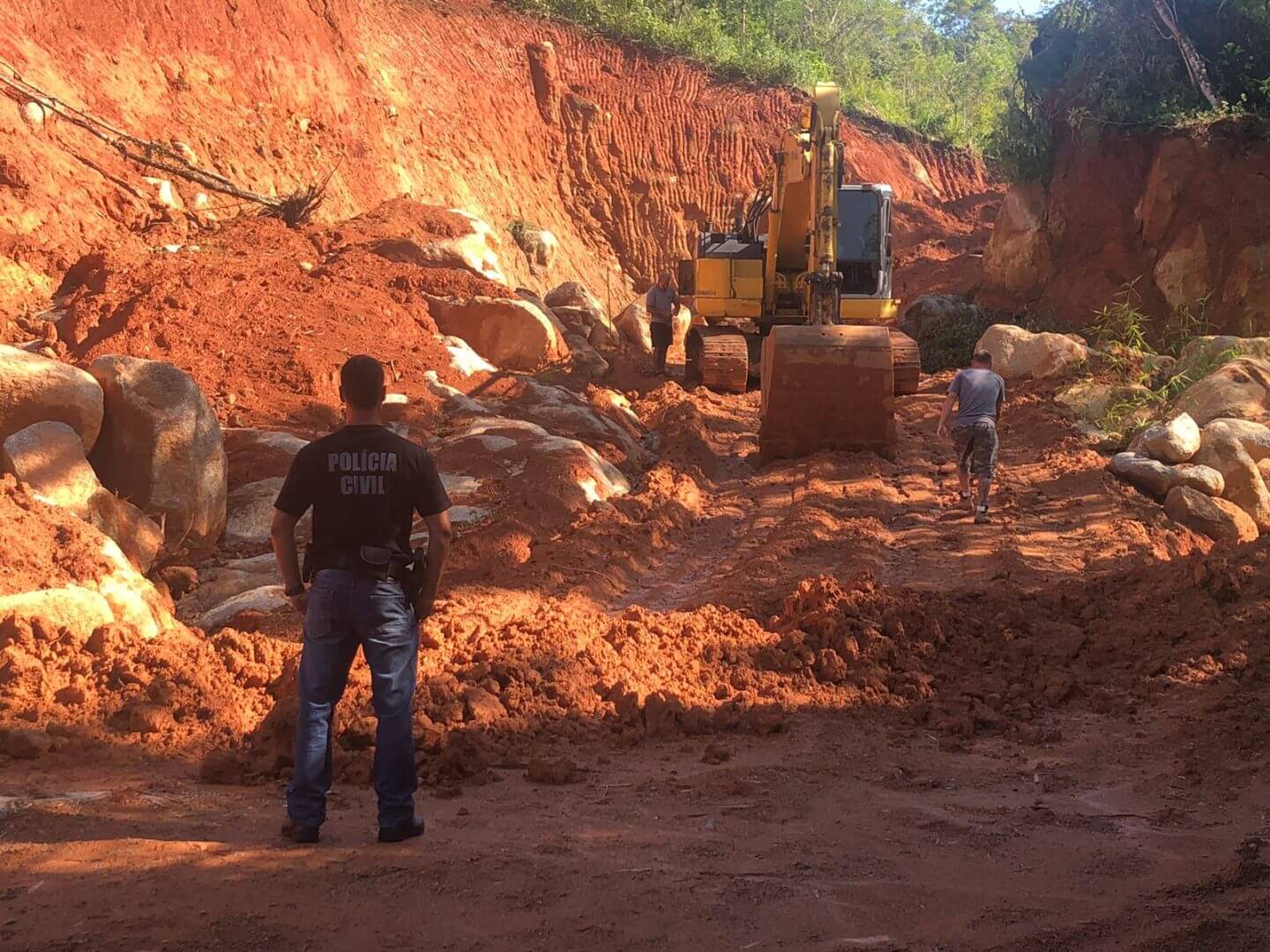 Retroescavadeira foi apreendida durante a operação