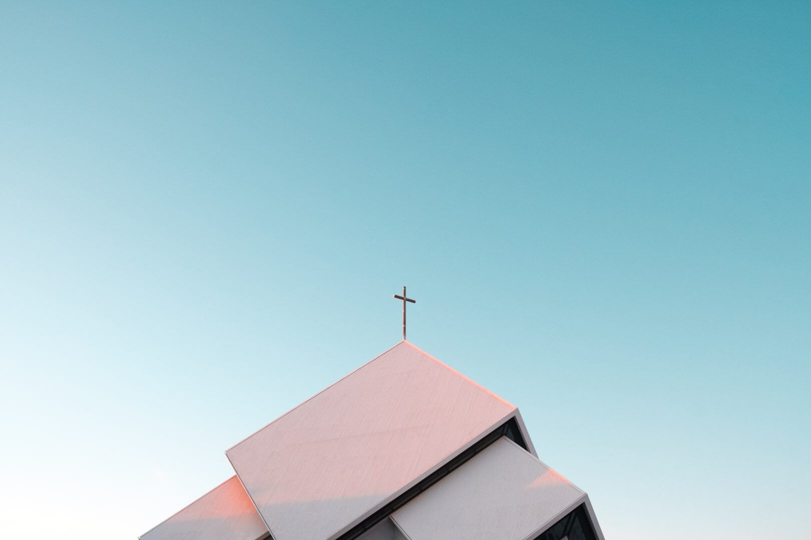 Igreja com céu azul ao fundo