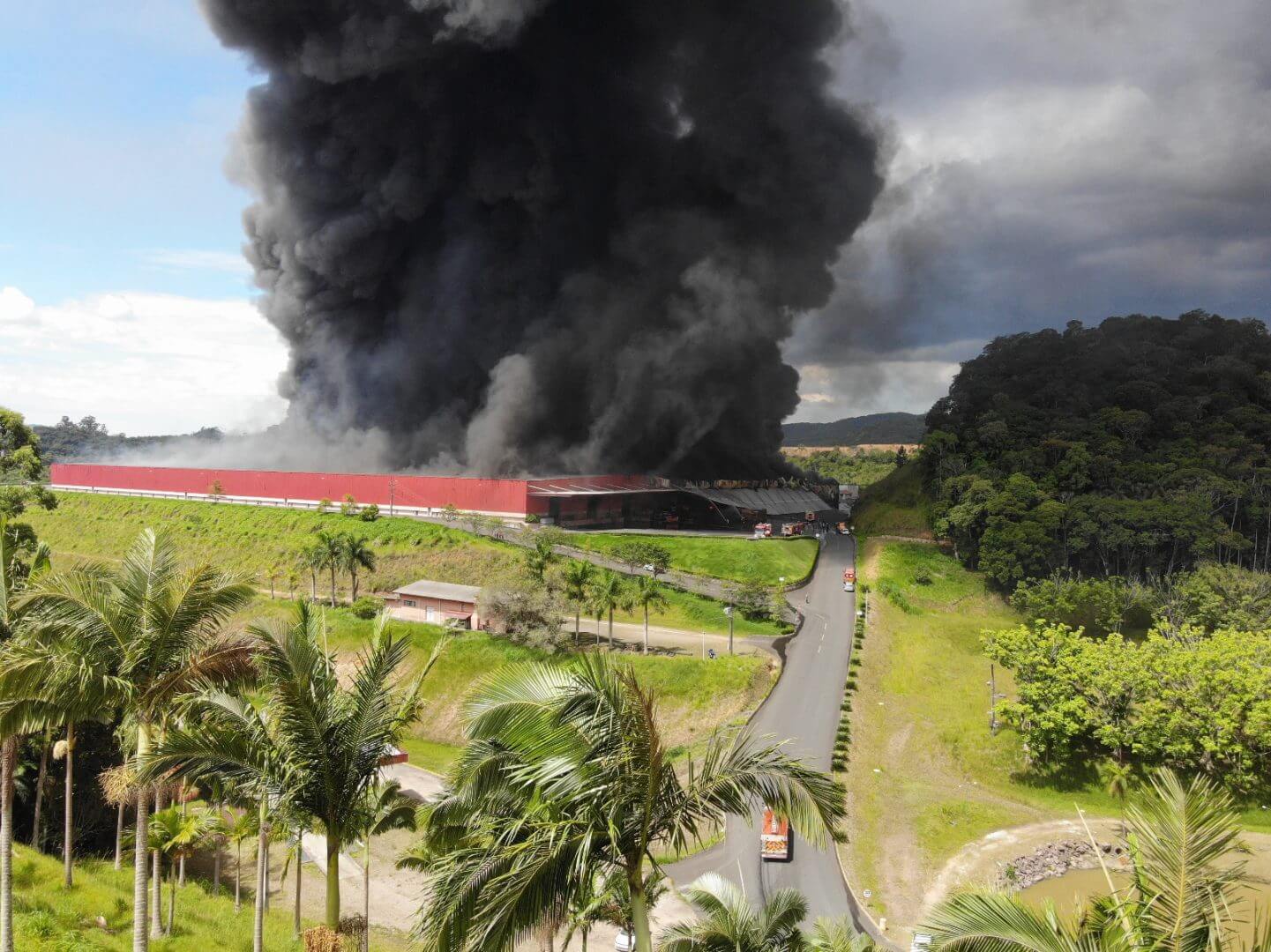 Fumaça de produtos têxteis que foram destruídos com o fogo
