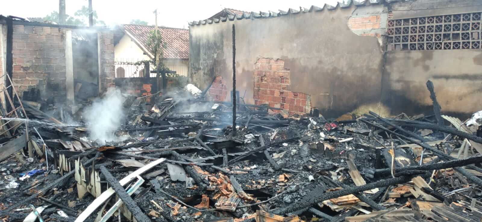 Casa ficou completamente destruída