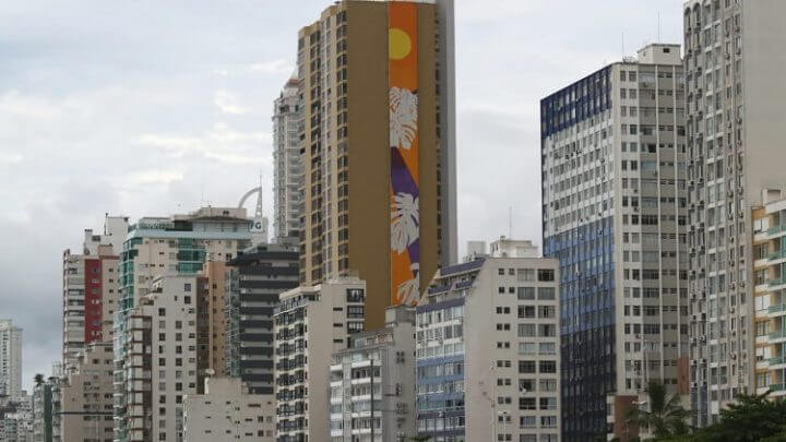 Mural no edifício Cosmos, em Balneário Camboriú