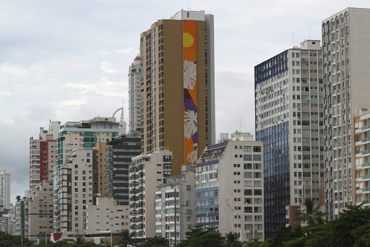 Mural no edifício Cosmos, em Balneário Camboriú