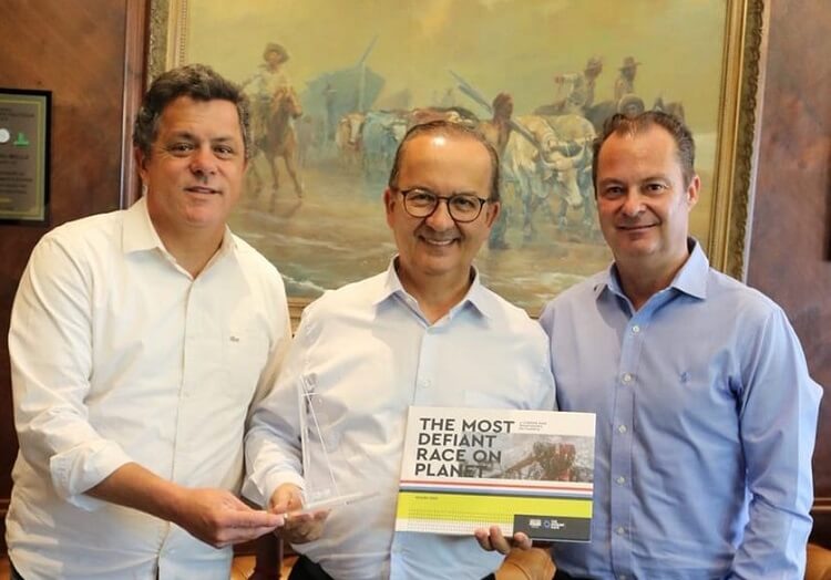 Evandro Neiva, à direita, com o governador Jorginho Mello e o deputado Ivan Naatz em Itajaí