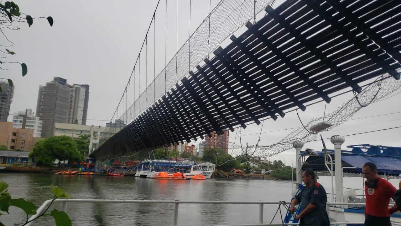 ponte pênsil sobre rio Mampituba, entre SC e RS