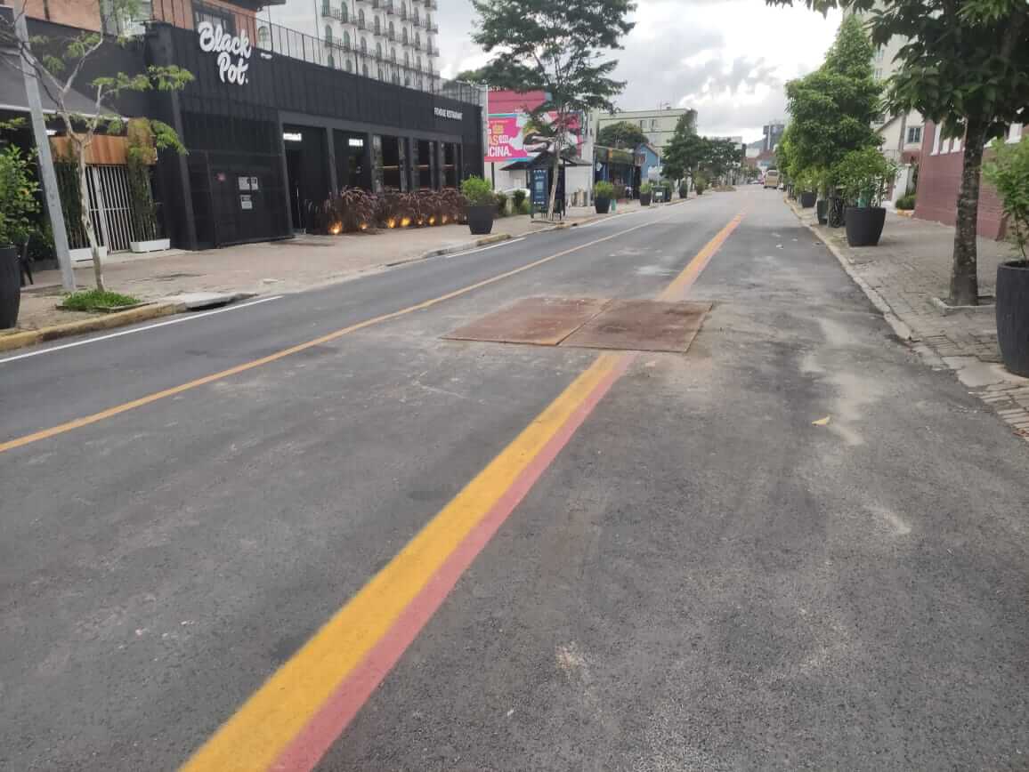 Conserto no pavimento foi realizado na tarde desta sexta-feira