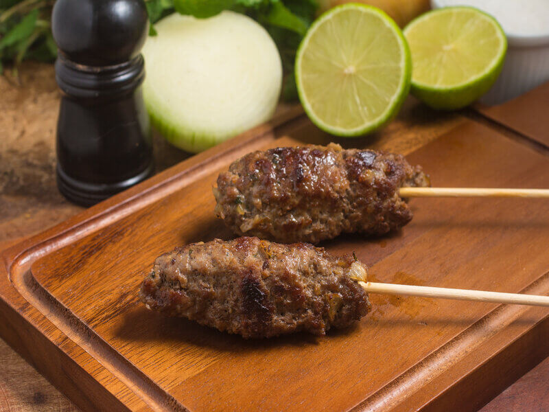 Duas kaftas em cima de uma tábua de madeira