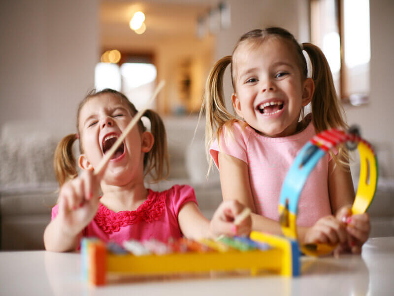 Duas meninas brincando com brinquedo