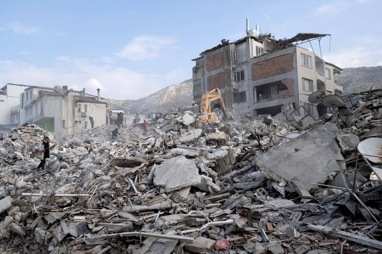 Terremoto de magnitude 7.8 atingiu a Turquia e a Síria