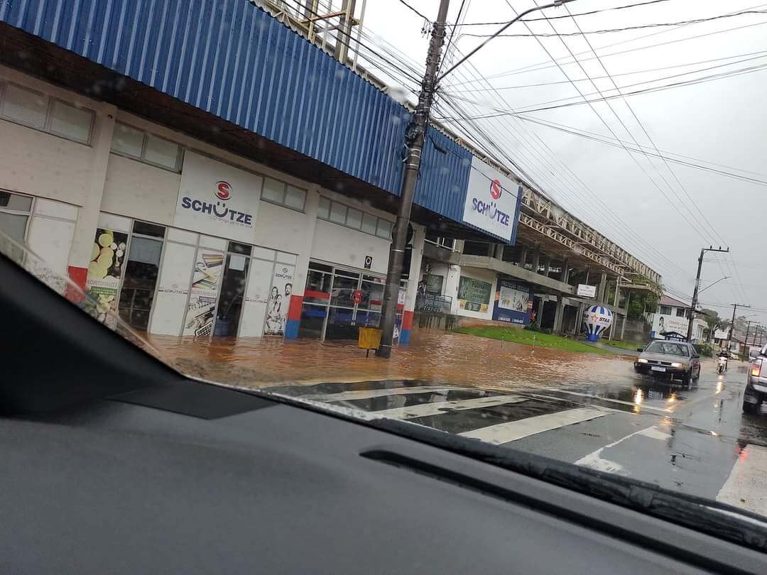 Rua alagou e deixou supermercado "ilhado"