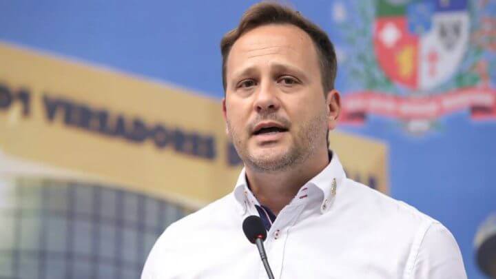 Adriano Silva alega "concorrência desleal" dos partidos