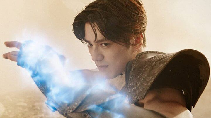 Imagem mostra o ator Mackenyu como Seiya