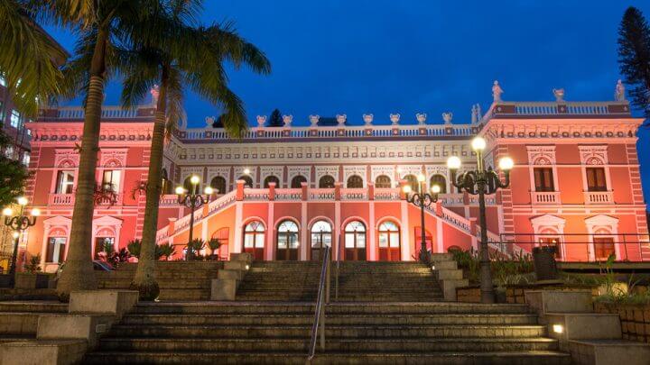 Revisite os registros históricos, as lendas, folclores e trabalhos dedicados