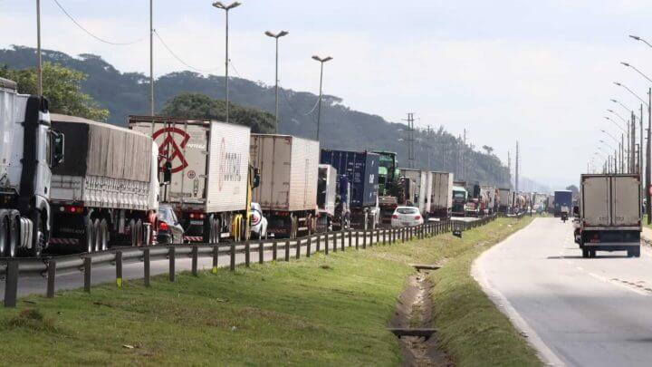 Imagem mostra o tamanho da fila que se formou após o tombamento