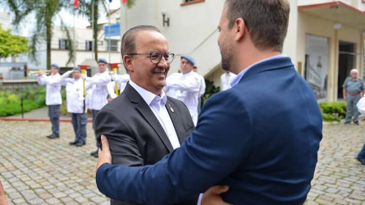 Adriano Silva recebe Jorginho Mello em Joinville na sede dos bombeiros voluntários